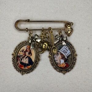 Safety pin brooch